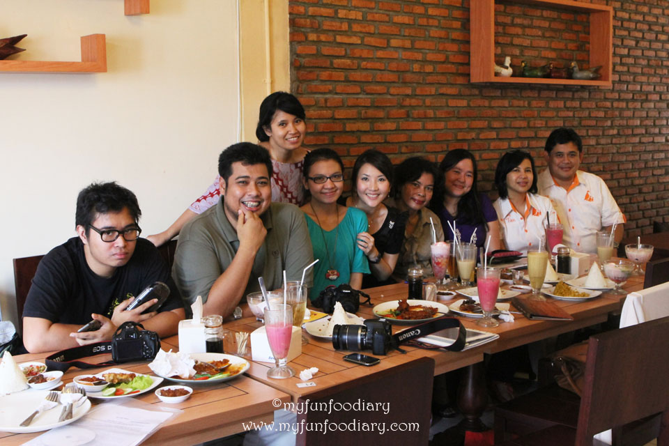 Foto Bareng Team Warung Yu Tien & Food Blogger lainnya