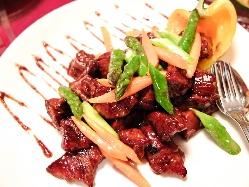 Wok Fried US Beef with Asparagus in Black Pepper Sauce