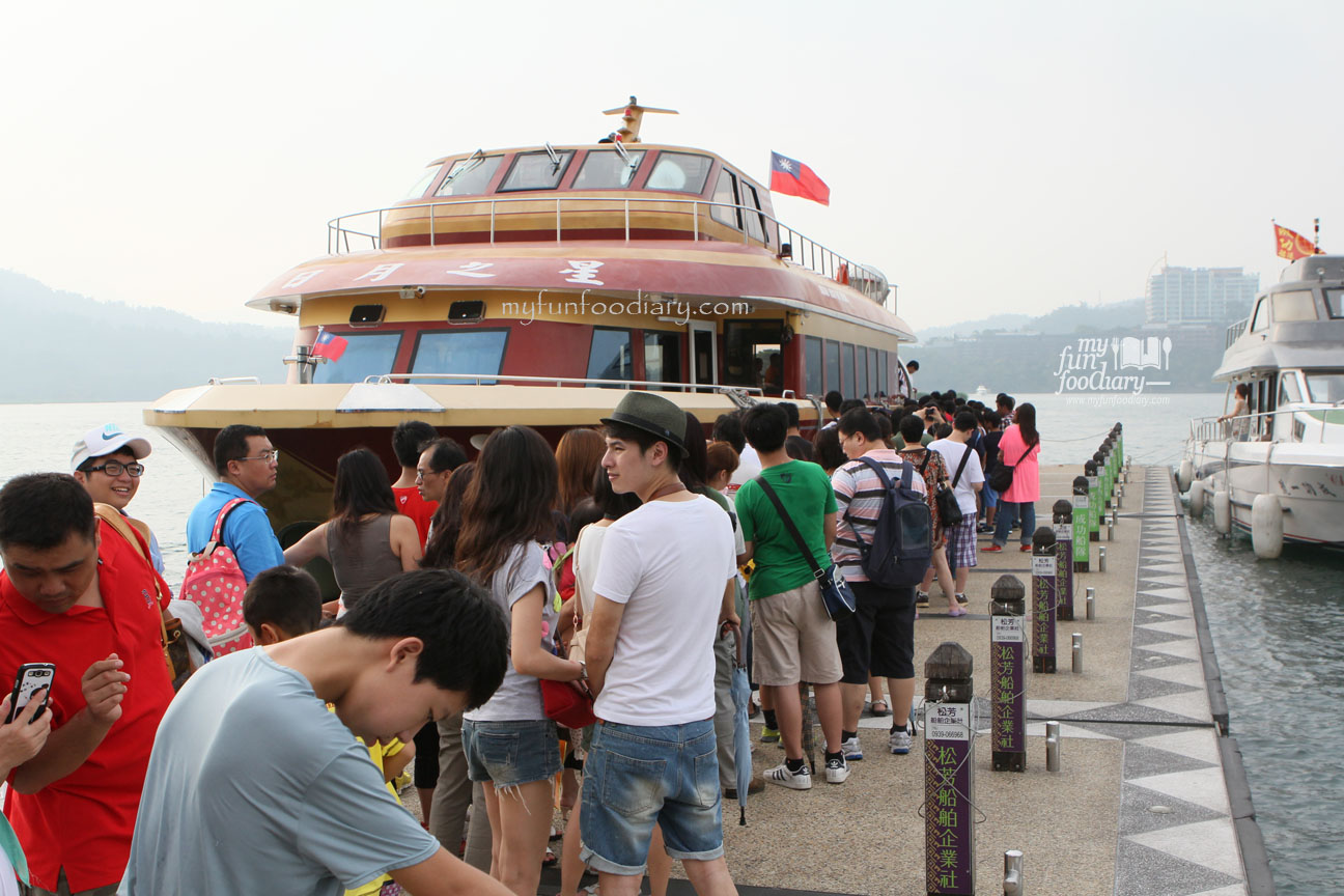 Antrian sebelum masuk Kapal di Sun Moon Lake Taiwan - by Myfunfoodiary