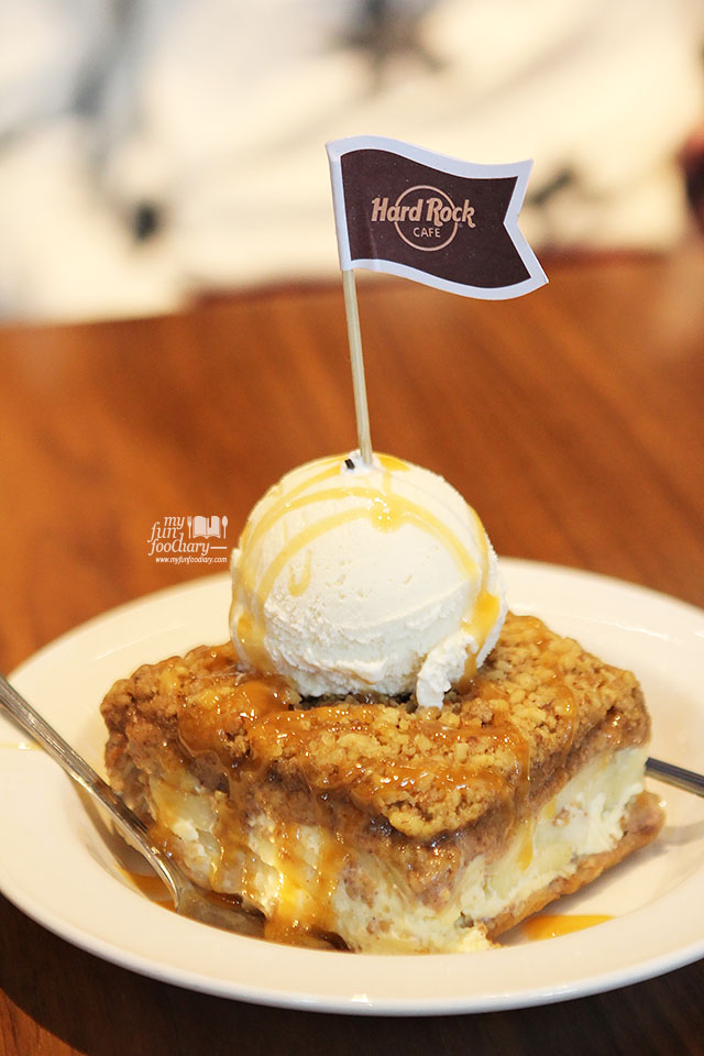 Fresh Apple Cobbler at Hard Rock Cafe 43rd Birthday Pacific Place by Myfunfoodiary 02