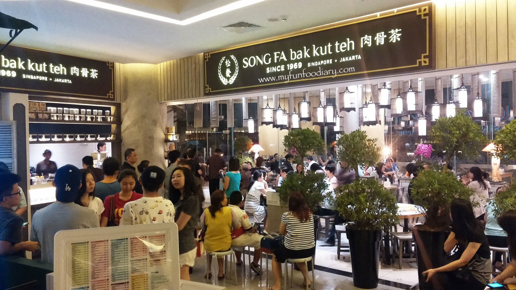 The Crowd and queue line at Song Fa Bak Kut Teh Jakarta by Myfunfoodiary