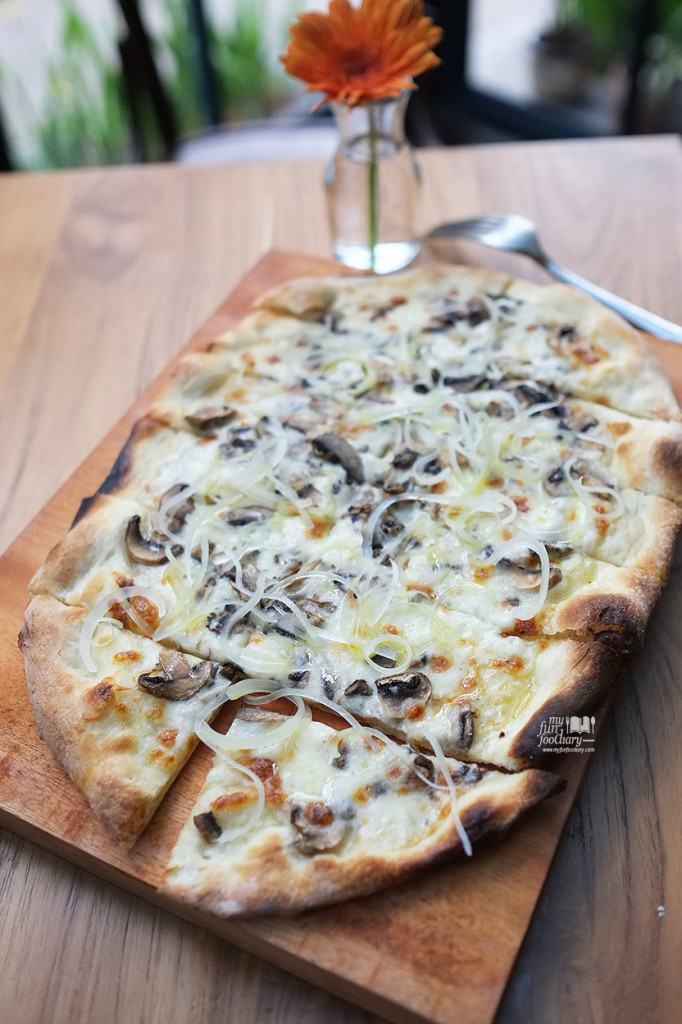 White Truffle Pizza at Locanda Food Voyager by Myfunfoodiary