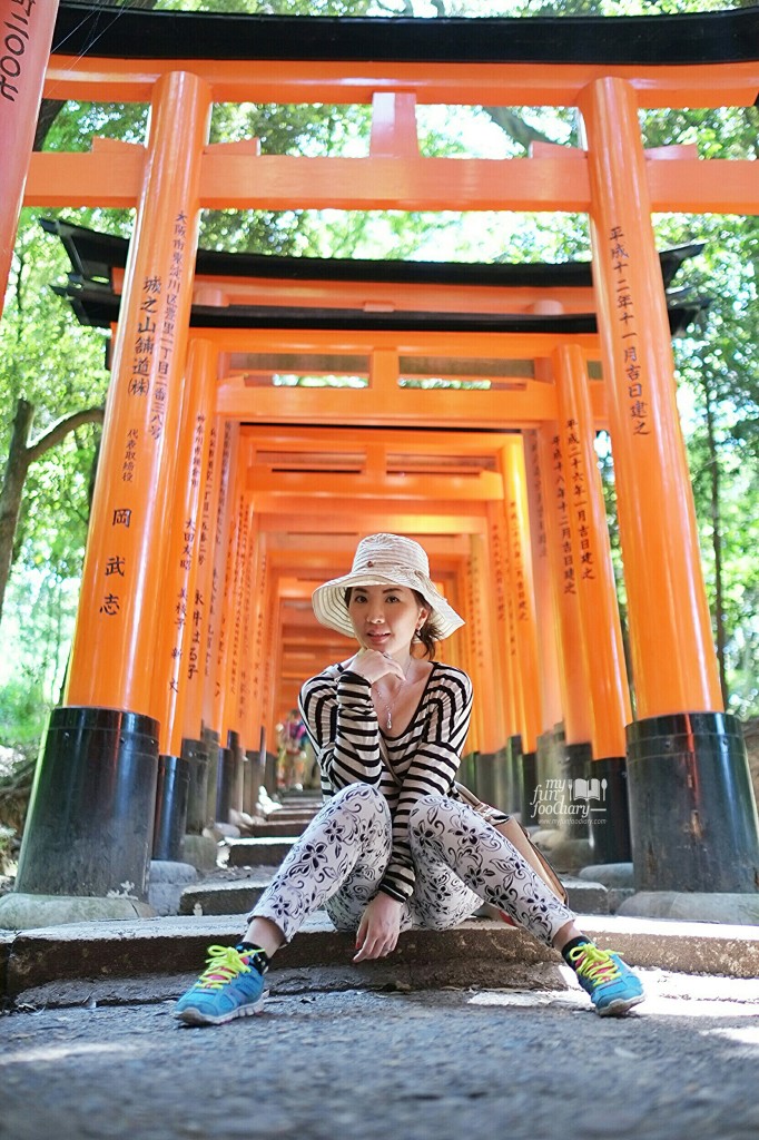Mullie pose at Fushimi Inari-Taisha Temple - by Myfunfoodiary