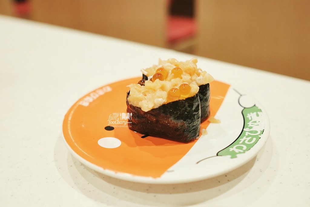 Salmon with Roe Battleship at Premium Sushi Train KAIO Sushi at Diver City Tokyo - by Myfunfoodiary
