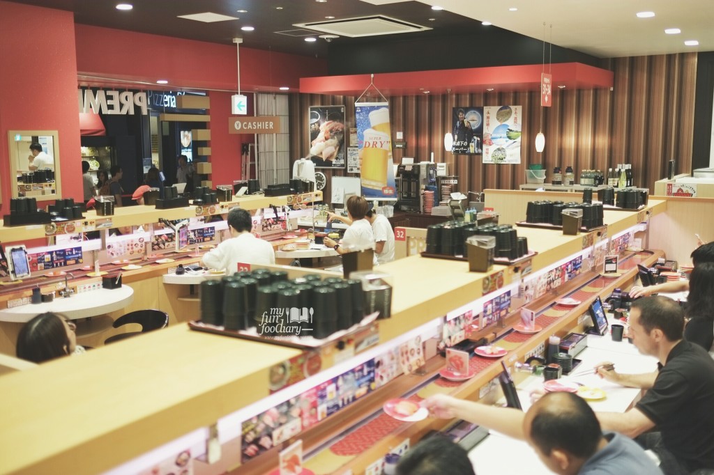 The Crowd at Premium Sushi Train KAIO Sushi at Diver City Tokyo - by Myfunfoodiary