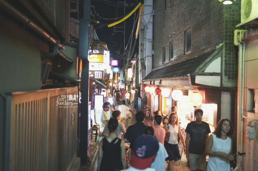 The Crowd at Ponto-Cho Alley Kyoto by Myfunfoodiary 02