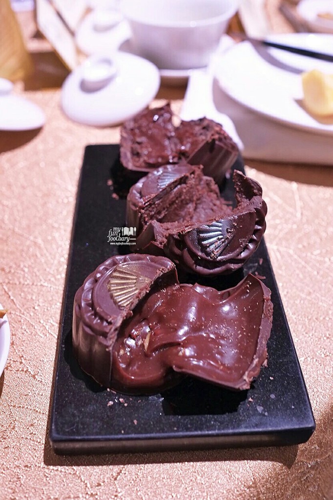 Whats Inside the Premium Chocolate Moon Cake at Mandarin Oriental Jakarta by Myfunfoodiary