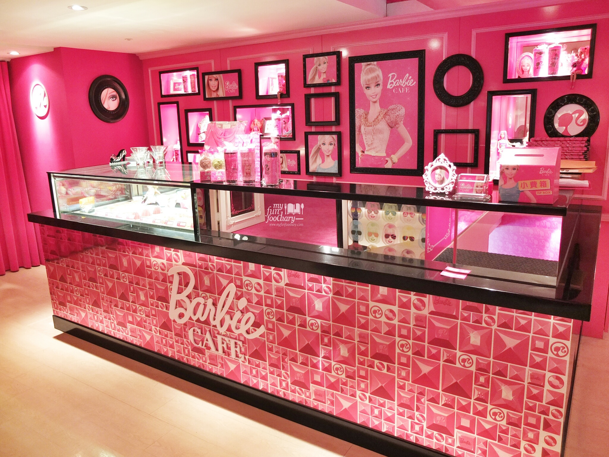 Cake Display at Barbie Cafe Taiwan by Myfunfoodiary
