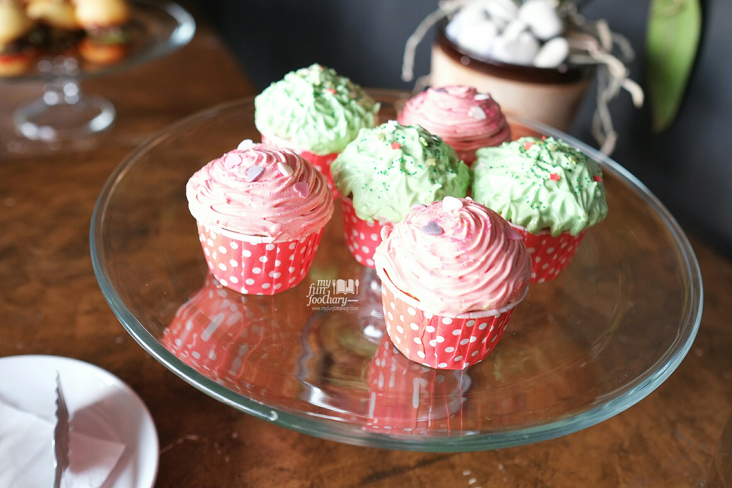 Cupcakes at BART Artotel by Myfunfoodiary