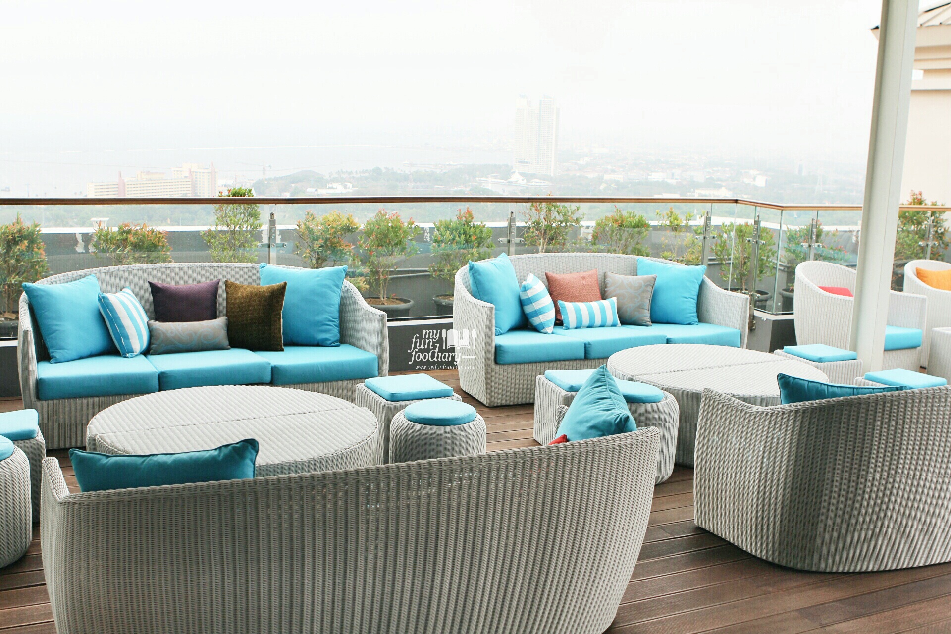 Day Ambience at 33 Degree Skybridge Lounge by Myfunfoodiary