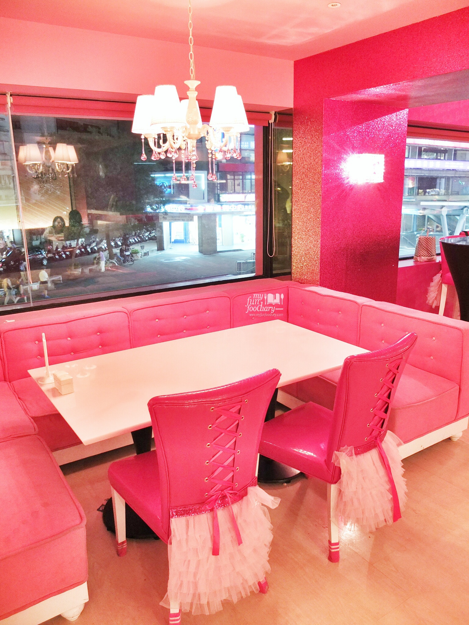 Table Seating at Barbie Cafe Taiwan by Myfunfoodiary