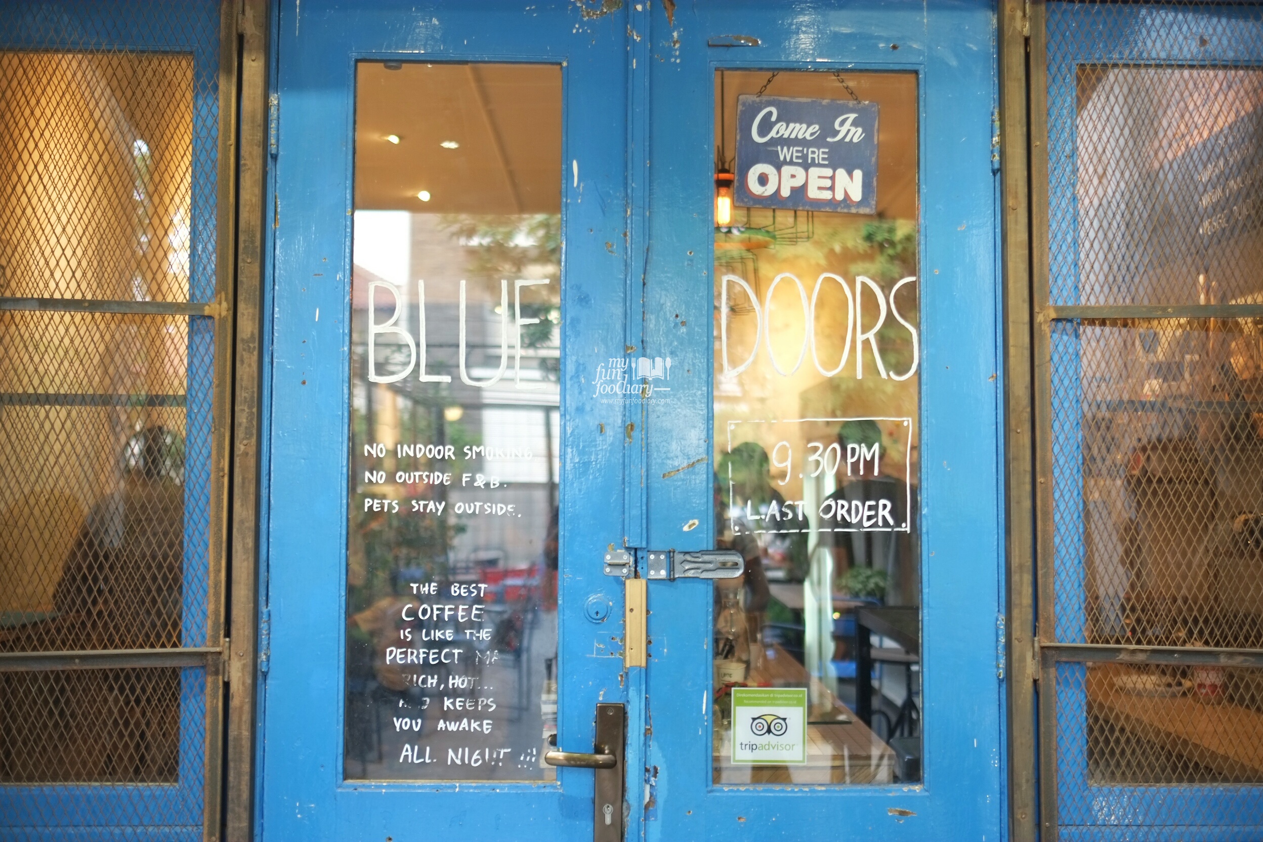 Tampak Depan Blue Doors Bandung by Myfunfoodiary