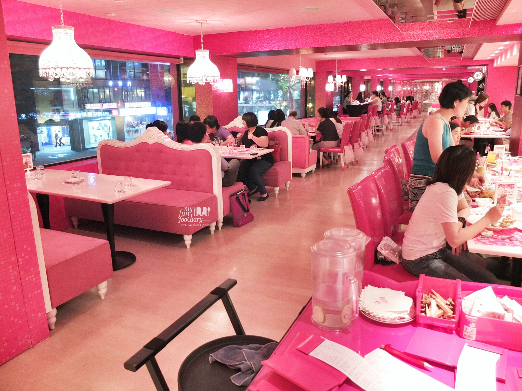 The Crowd inside Barbie Cafe Taiwan by Myfunfoodiary
