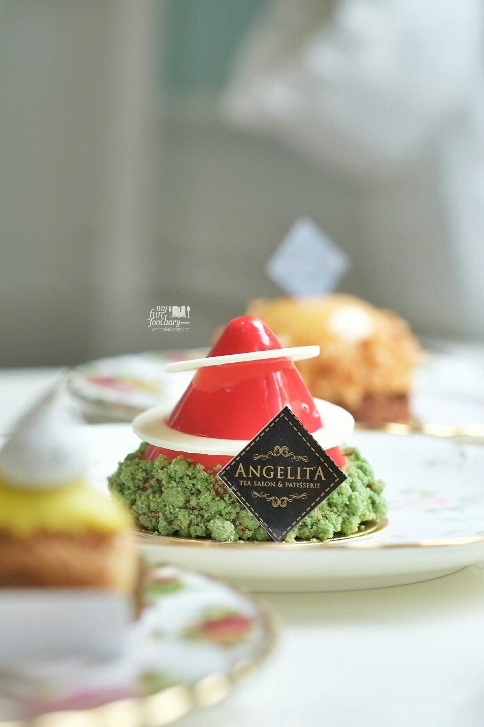 Santa Hat at Angelita Patisserie by Myfunfoodiary 01