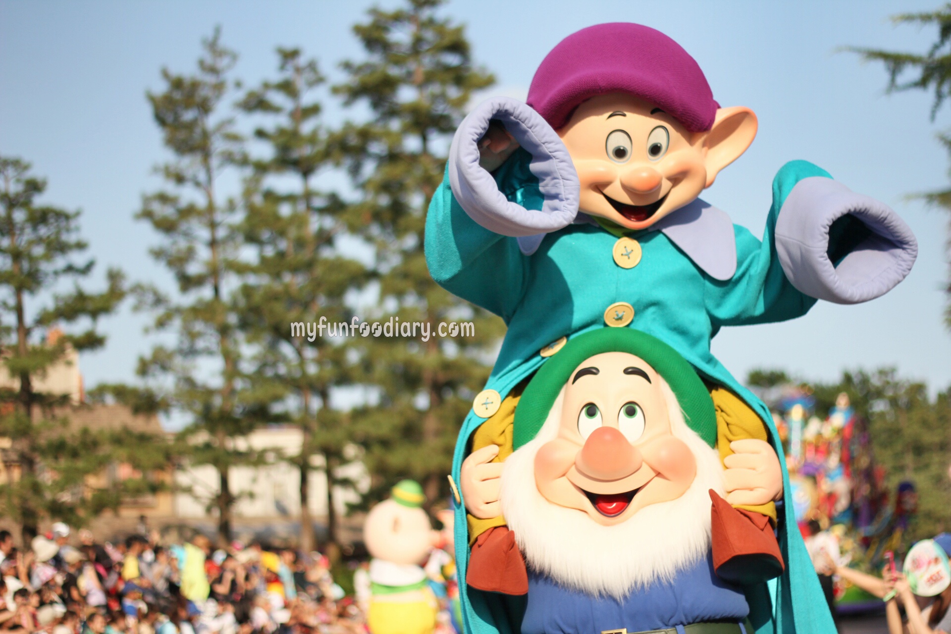 Tokyo Disney Parade July 2014 by Myfunfoodiary 02