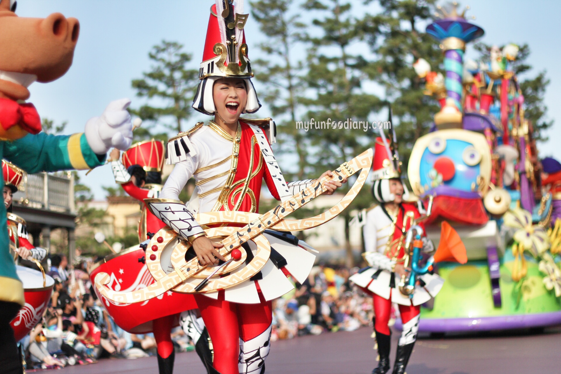 Tokyo Disney Parade July 2014 by Myfunfoodiary 04