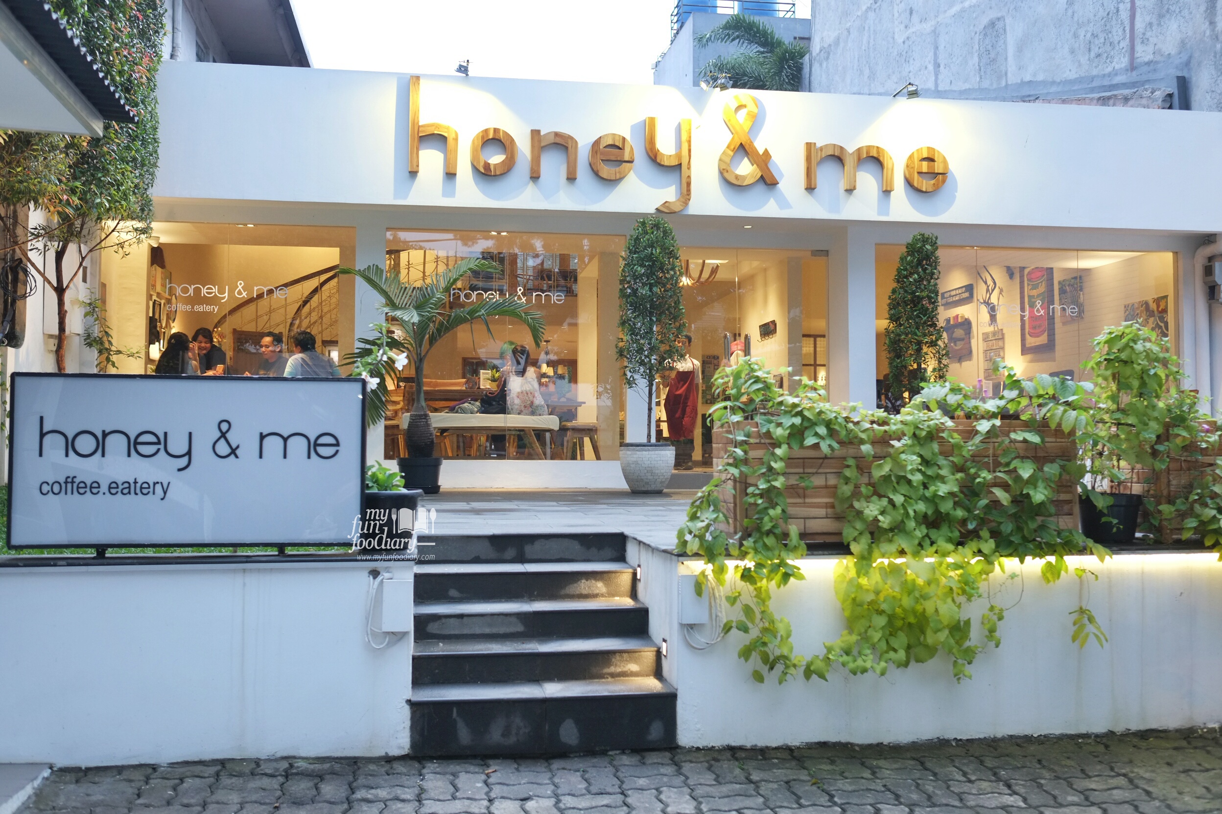 Tampak Luar Honey and Me Coffee Eatery by Myfunfoodiary