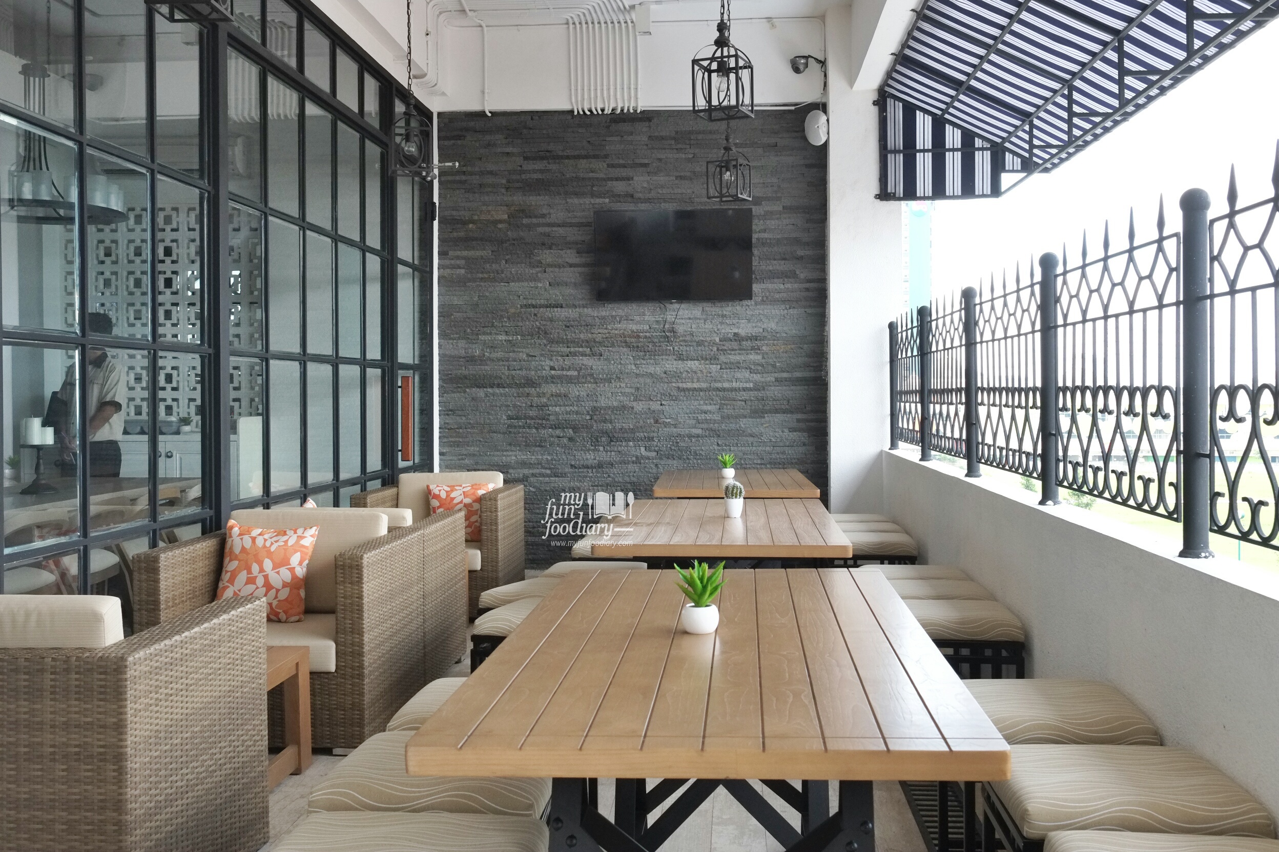 Outdoor Area at Clique Kitchen and Bar by Myfunfoodiary