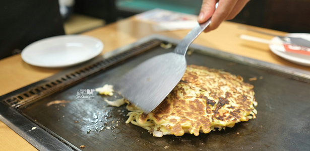 [JAPAN] Delicious Okonomiyaki Dinner at Tsuruhashi Fugetsu Dotonbori, Osaka