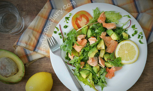 [RECIPE] Pan-Seared Salmon Salad with Lemon Dressing