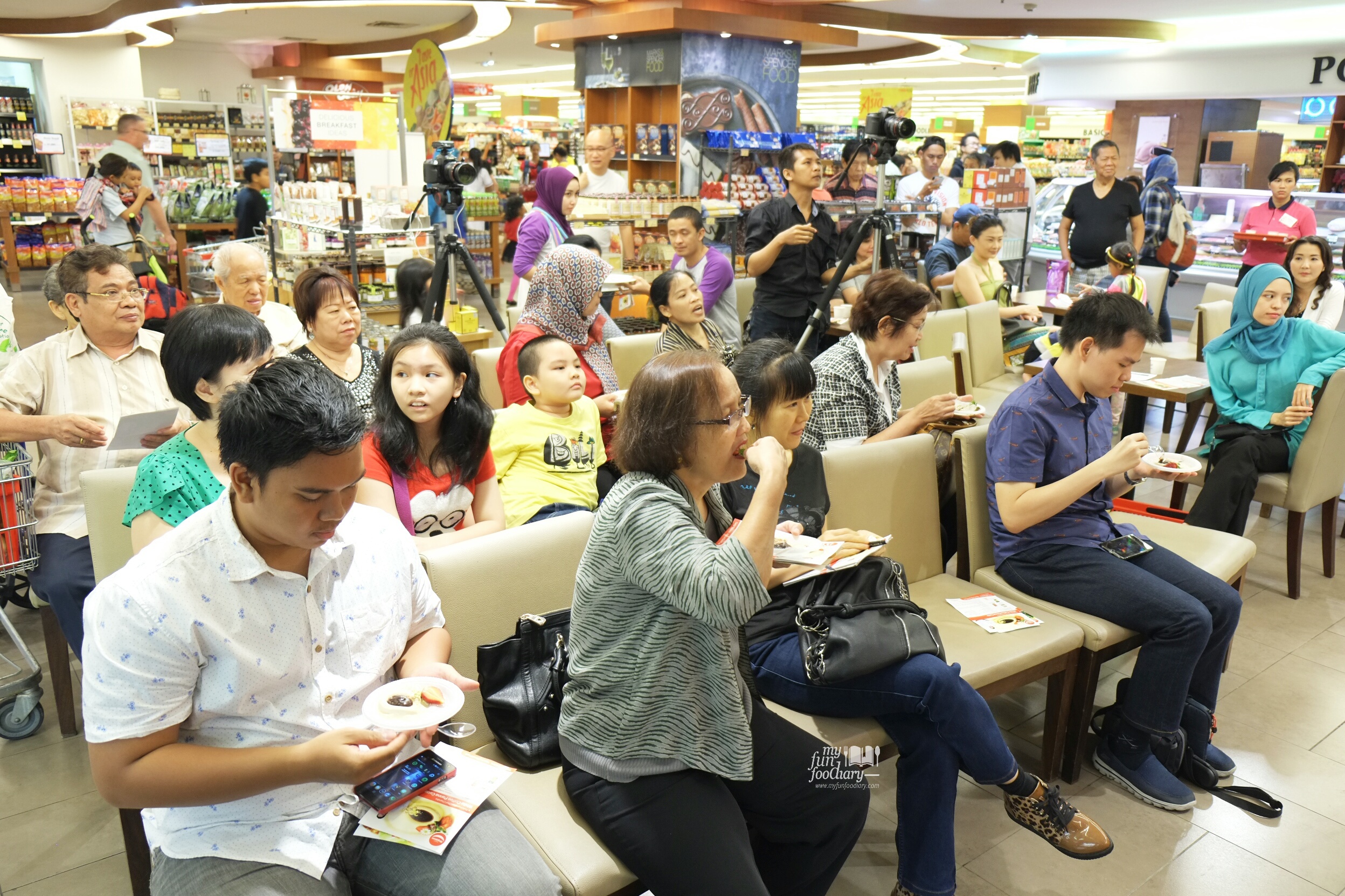 The Crowd at Tasty Singapore event at Food Hall Plaza Senayan by Myfunfoodiary