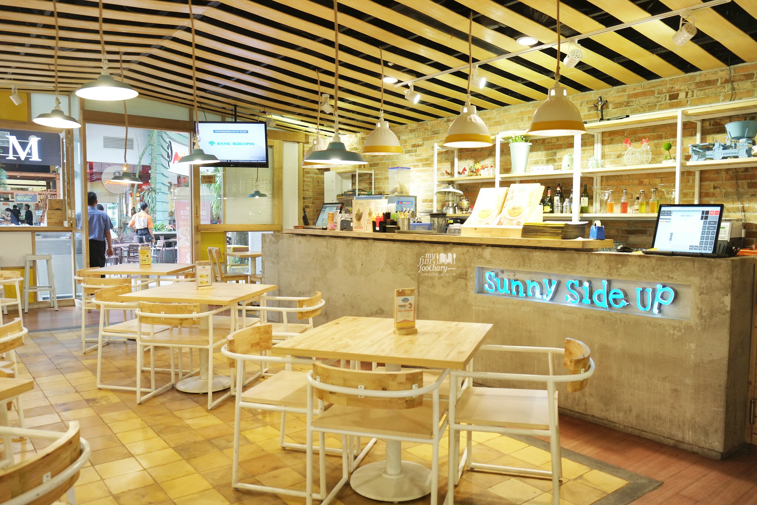 Indoor ambiance Sunny Side Up Summarecon Mal Serpong by Myfunfoodiary