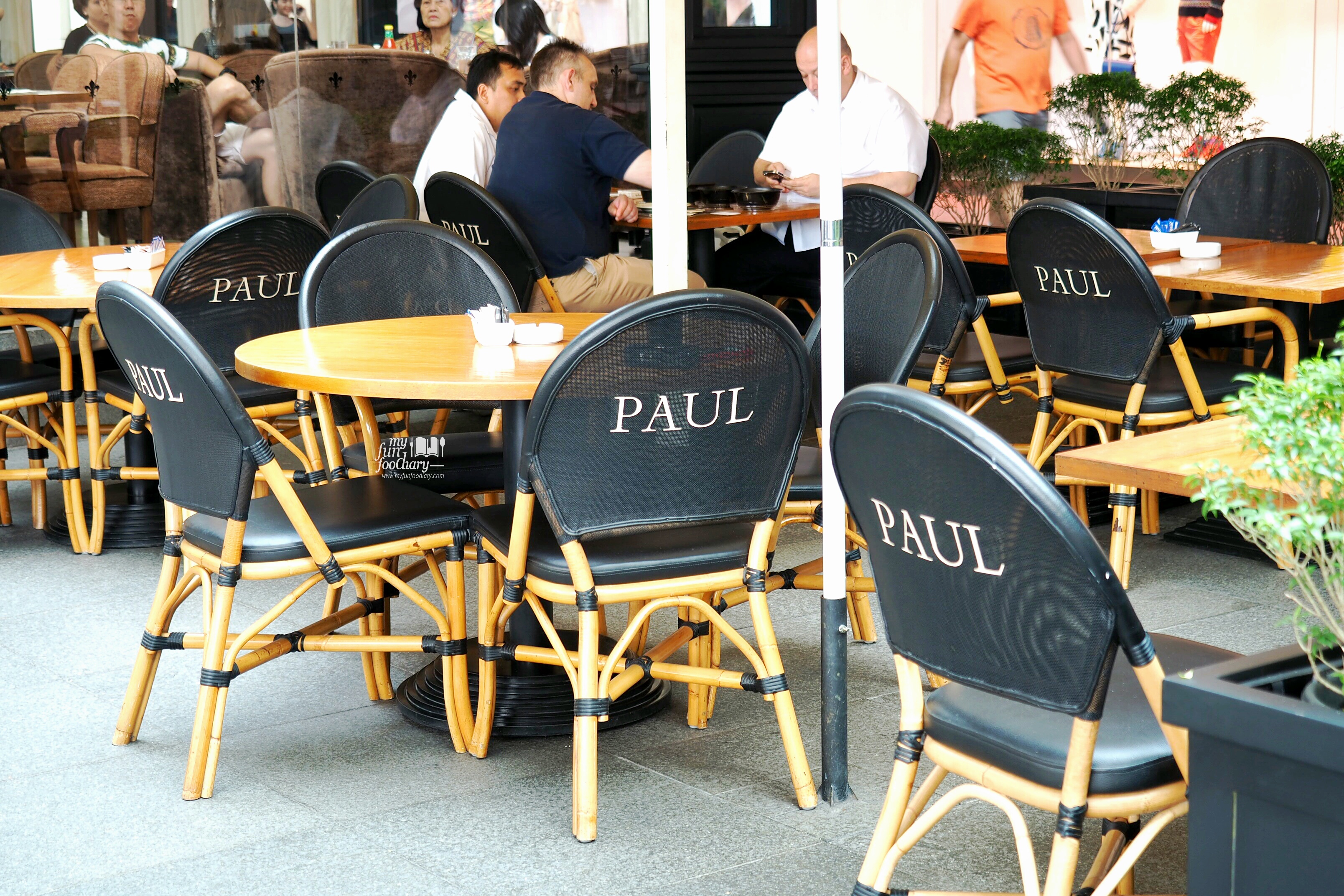 Seating Outdoor Paul French Bakery Jakarta by Myfunfoodiary-