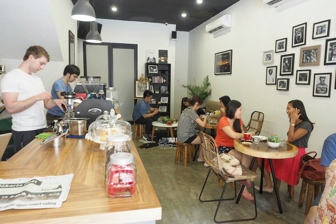 Simple ambiance at PennyRoyal Coffee PIK by Myfunfoodiary