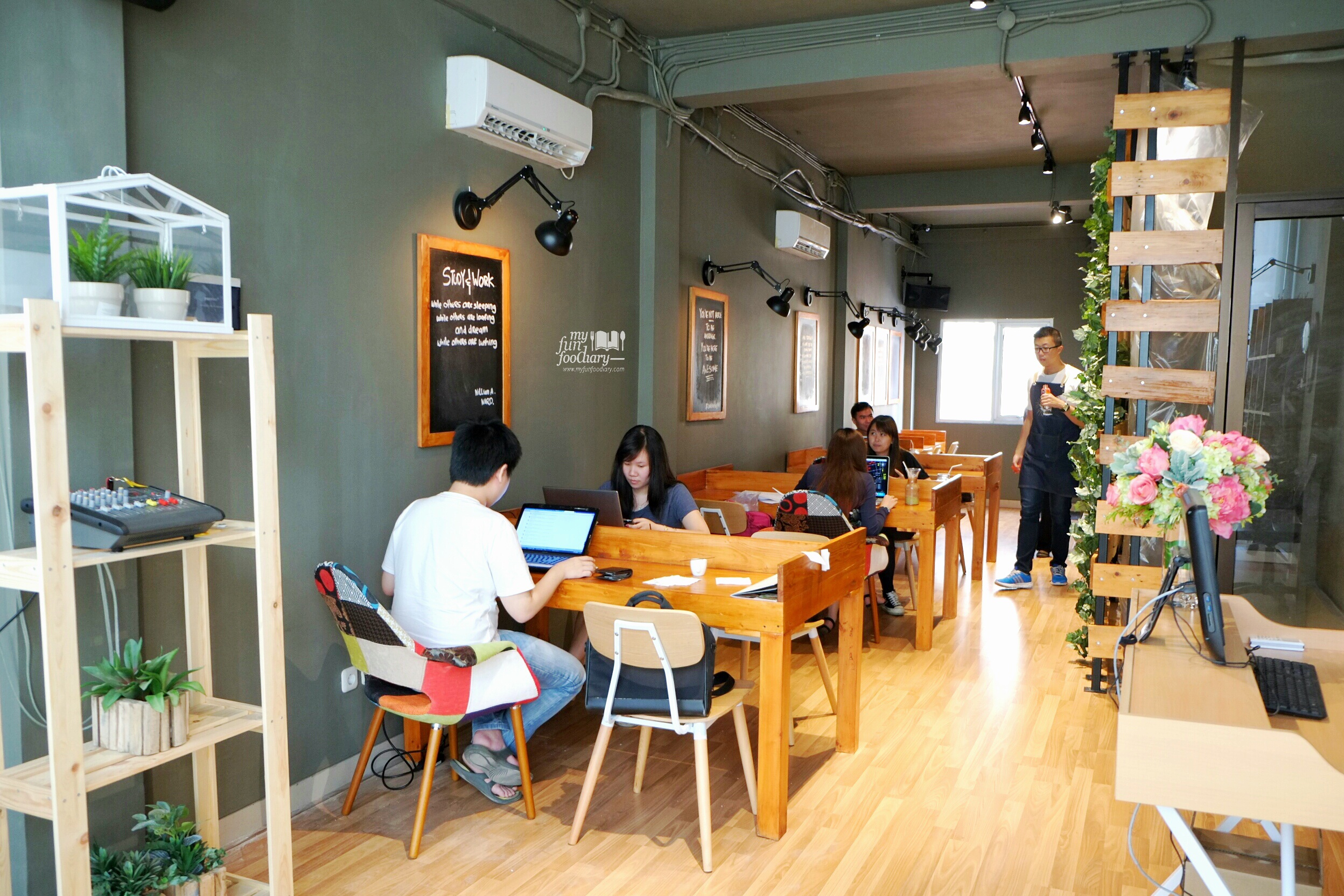 Area Study Lounge at Cafetaria Study Lounge by Myfunfoodiary