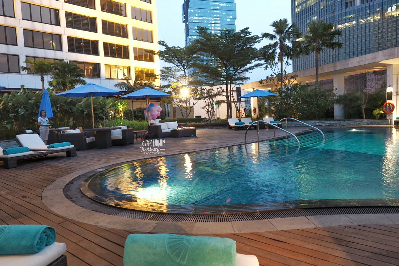 Poolside at Mandarin Oriental Jakarta by Myfunfoodiary