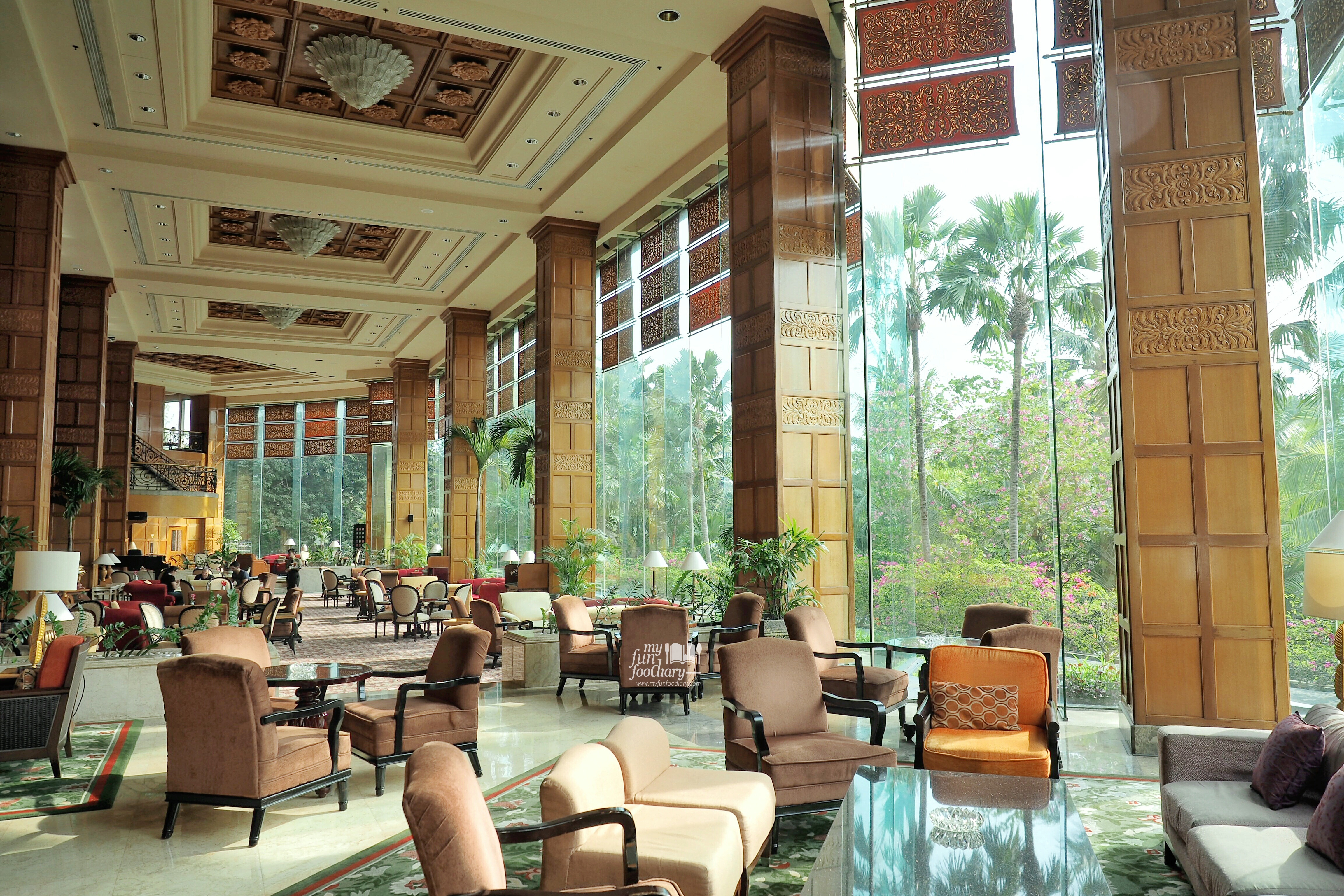 Huge Lobby Lounge area at Shangrila Surabaya by Myfunfoodiary