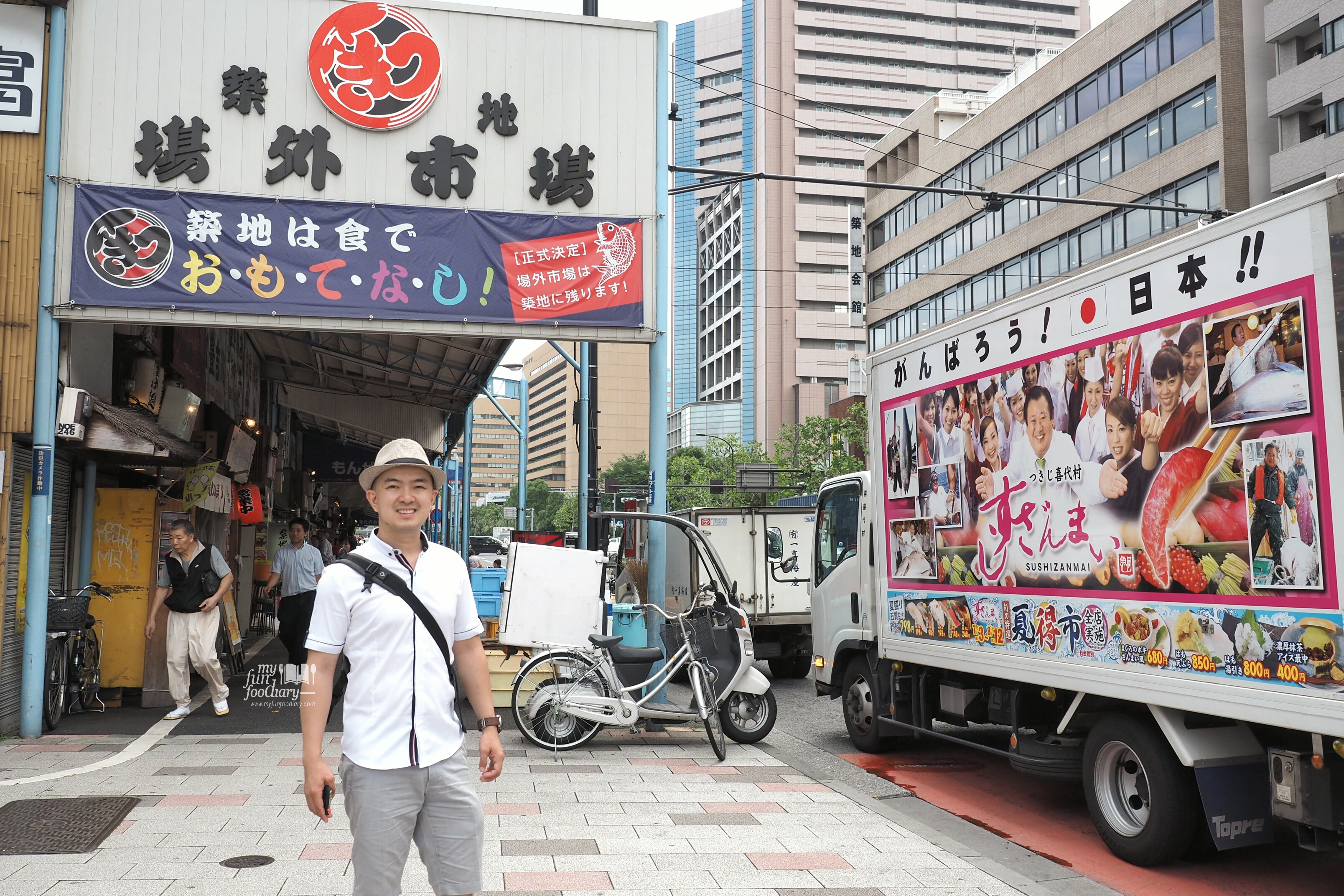 Andy before leaving the Tsukiji Market by Myfunfoodiary