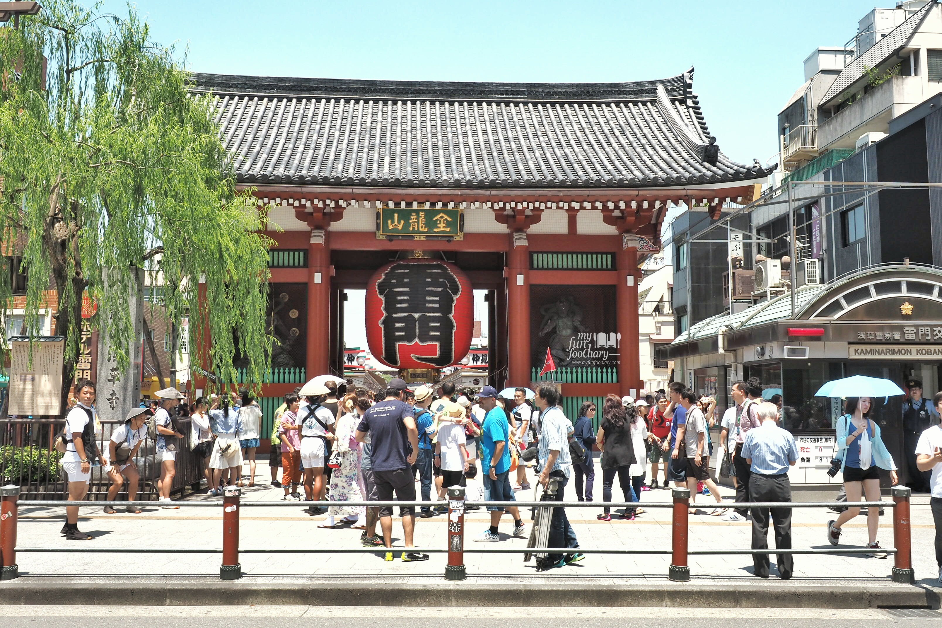 Kaminarimon Kaminari Gate at Asakusa Tokyo by Myfunfoodiary