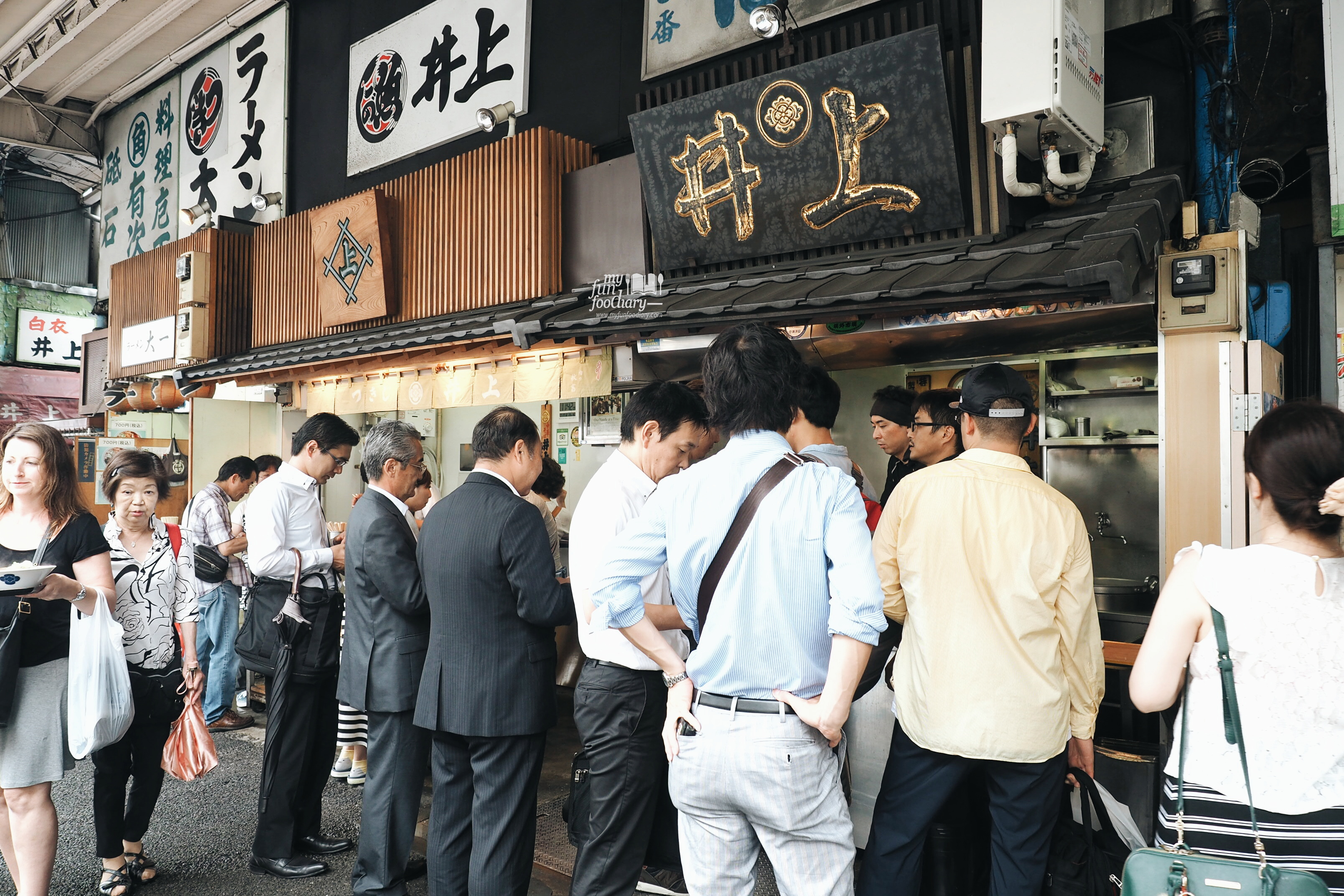 Long queue at the Ramen Shop at Tsukiji Market by Myfunfoodiary