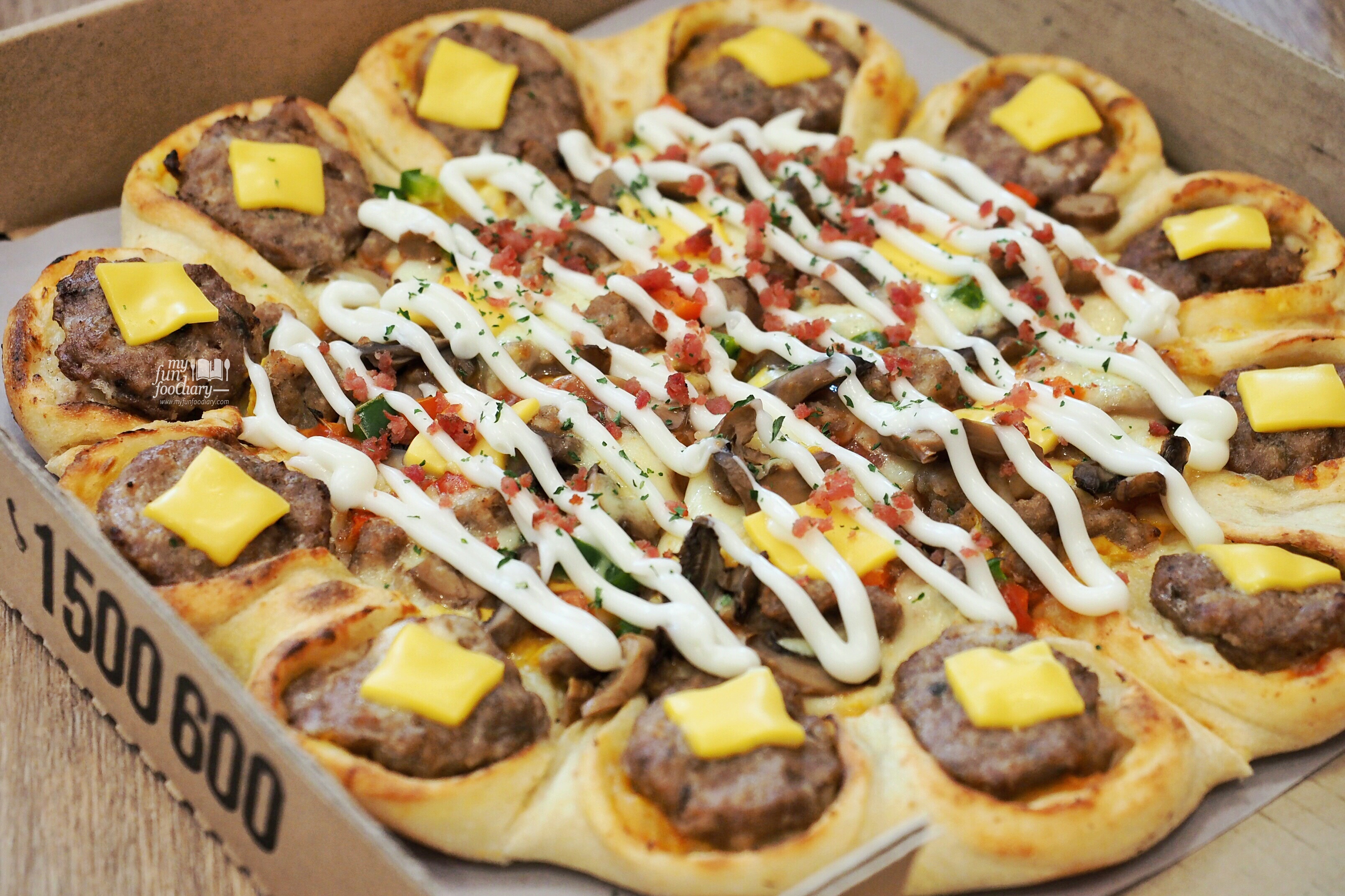 Cheese Burger Pizza at PHD Indonesia by Myfunfoodiary