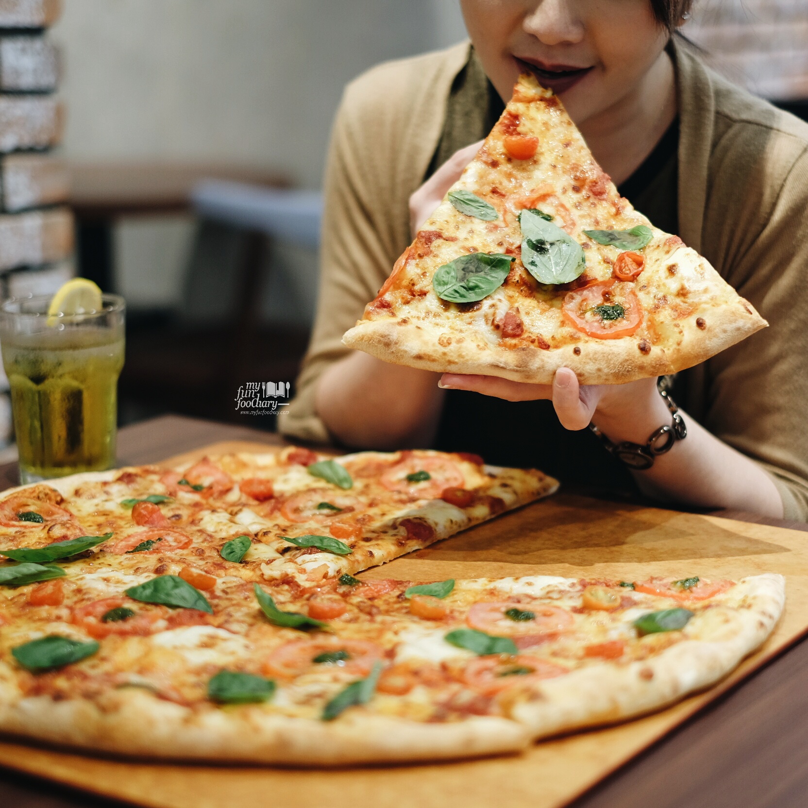 18" Jumbo Size Pizza at The Kitchen Pizza Hut by Myfunfoodiary