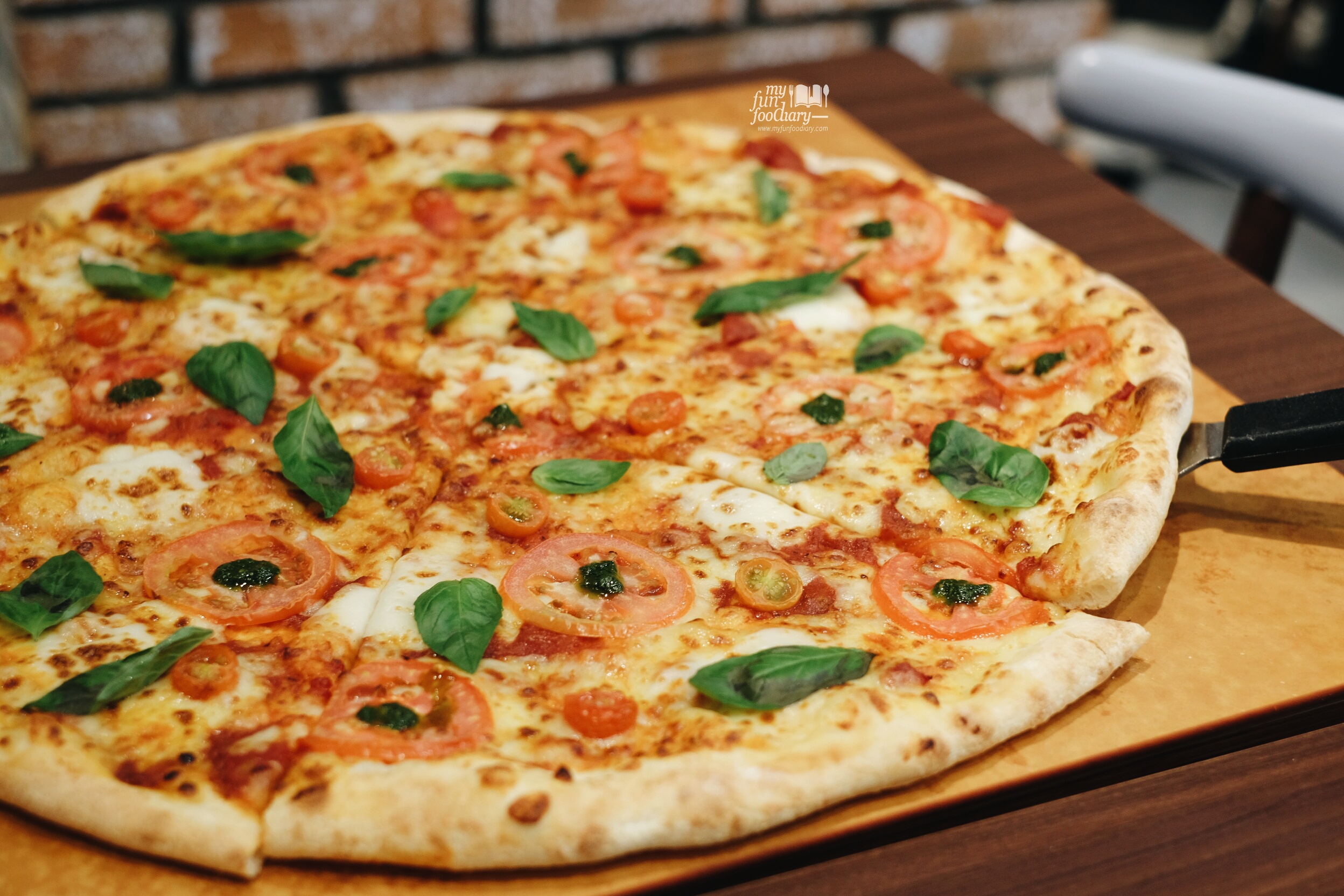 18" Jumbo Size Pizza at The Kitchen Pizza Hut by Myfunfoodiary