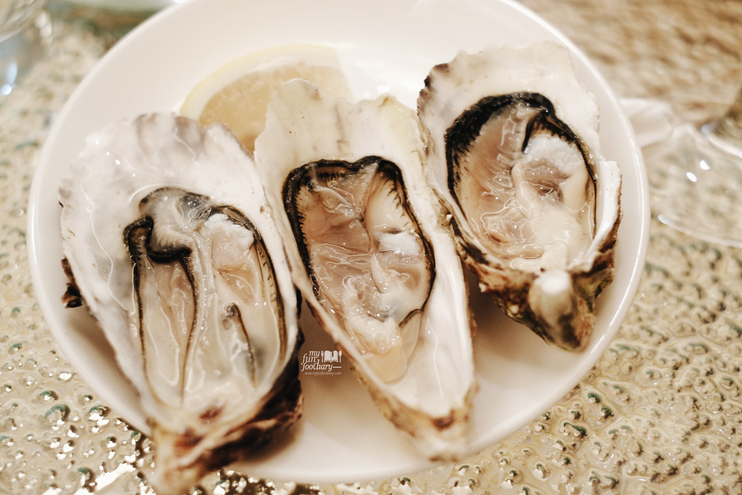 Three kinds of France Oysters Tasting at Conrad Singapore by Myfunfoodiary