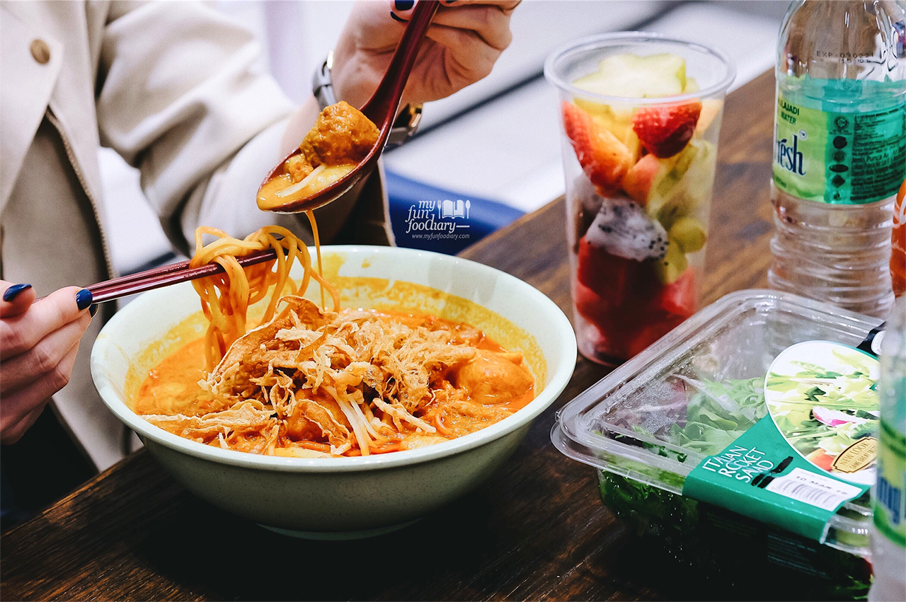 Laksa Nyonya and some salad to go at Medan Selera Food Court Sky Avenue Mall Genting by Myfunfoodiary